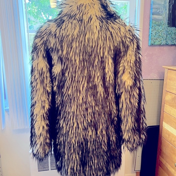 Luxurious Vintage Faux Fur Coat in Black and White - Picture 11 of 12